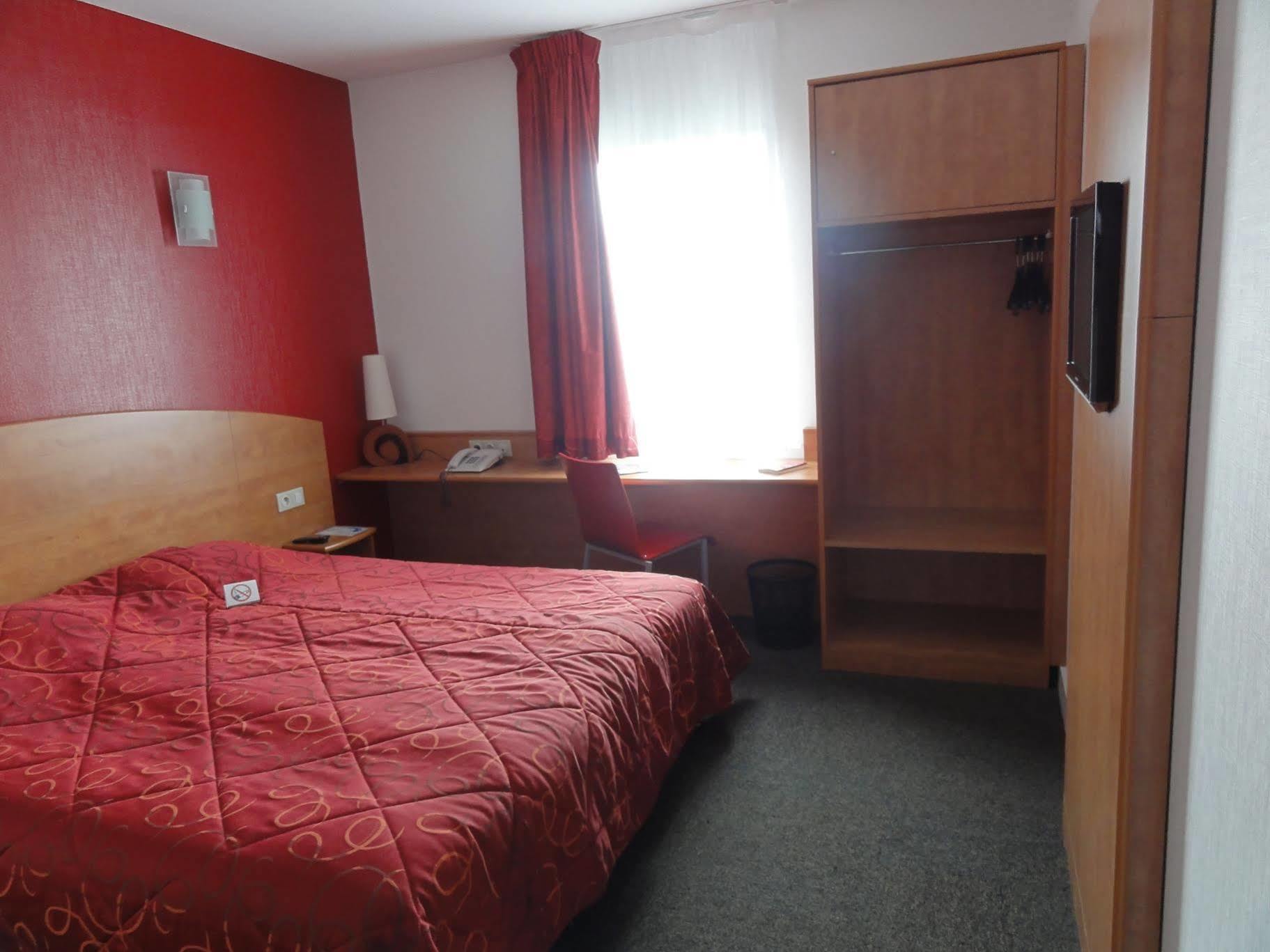 The Originals City, Plume Hotel, Bressuire Bagian luar foto